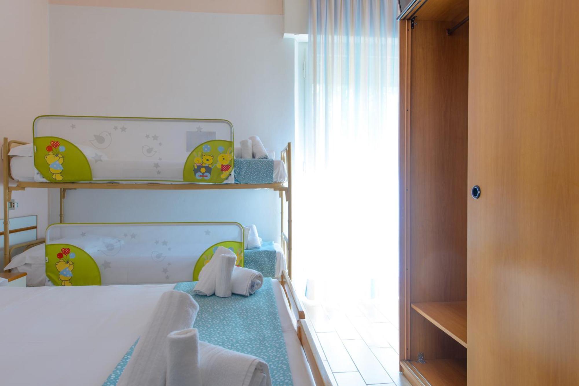 Hotel Colorado Римини Екстериор снимка