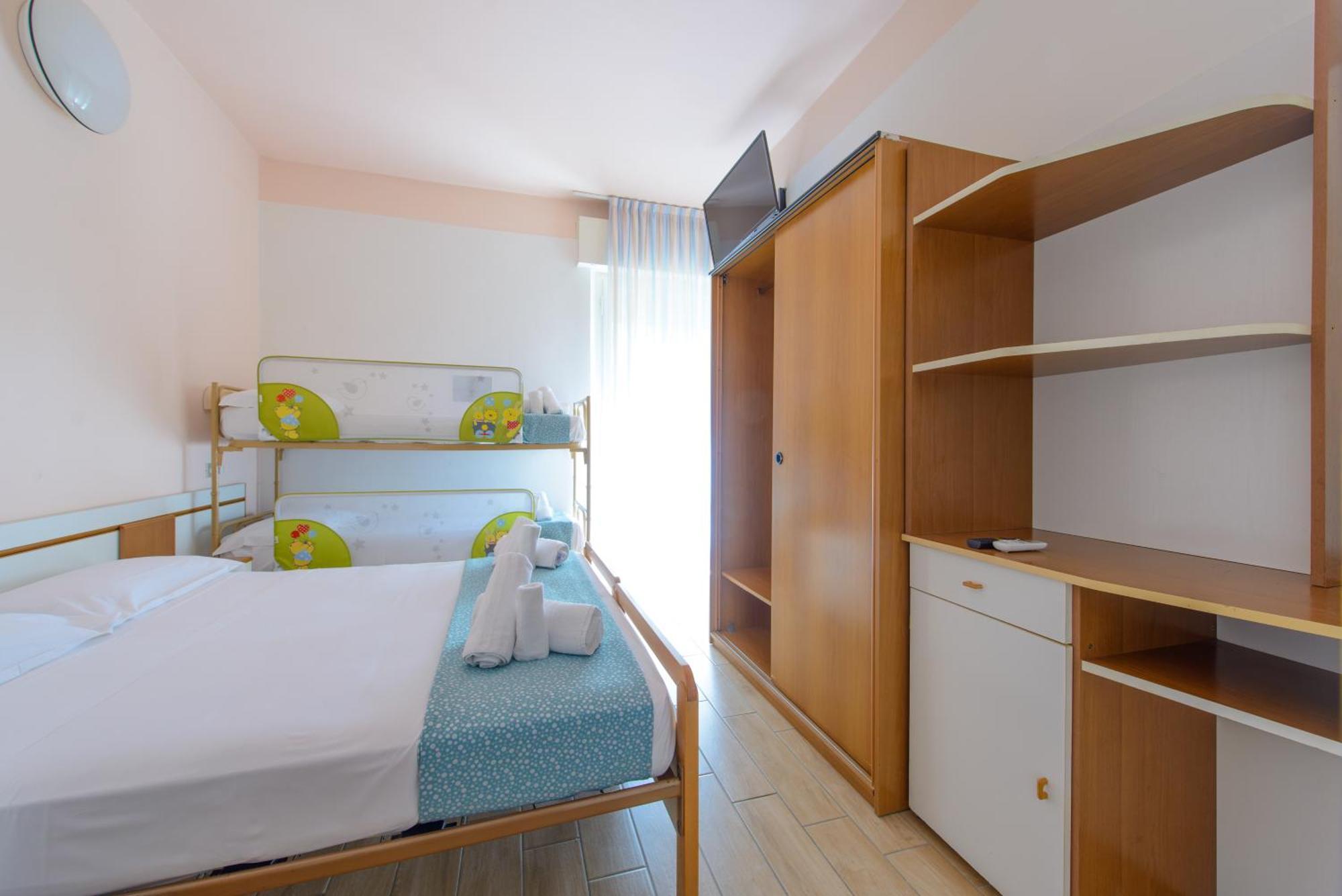 Hotel Colorado Римини Екстериор снимка