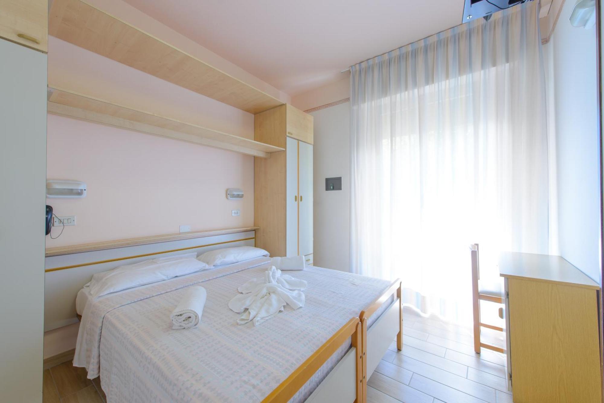 Hotel Colorado Римини Екстериор снимка
