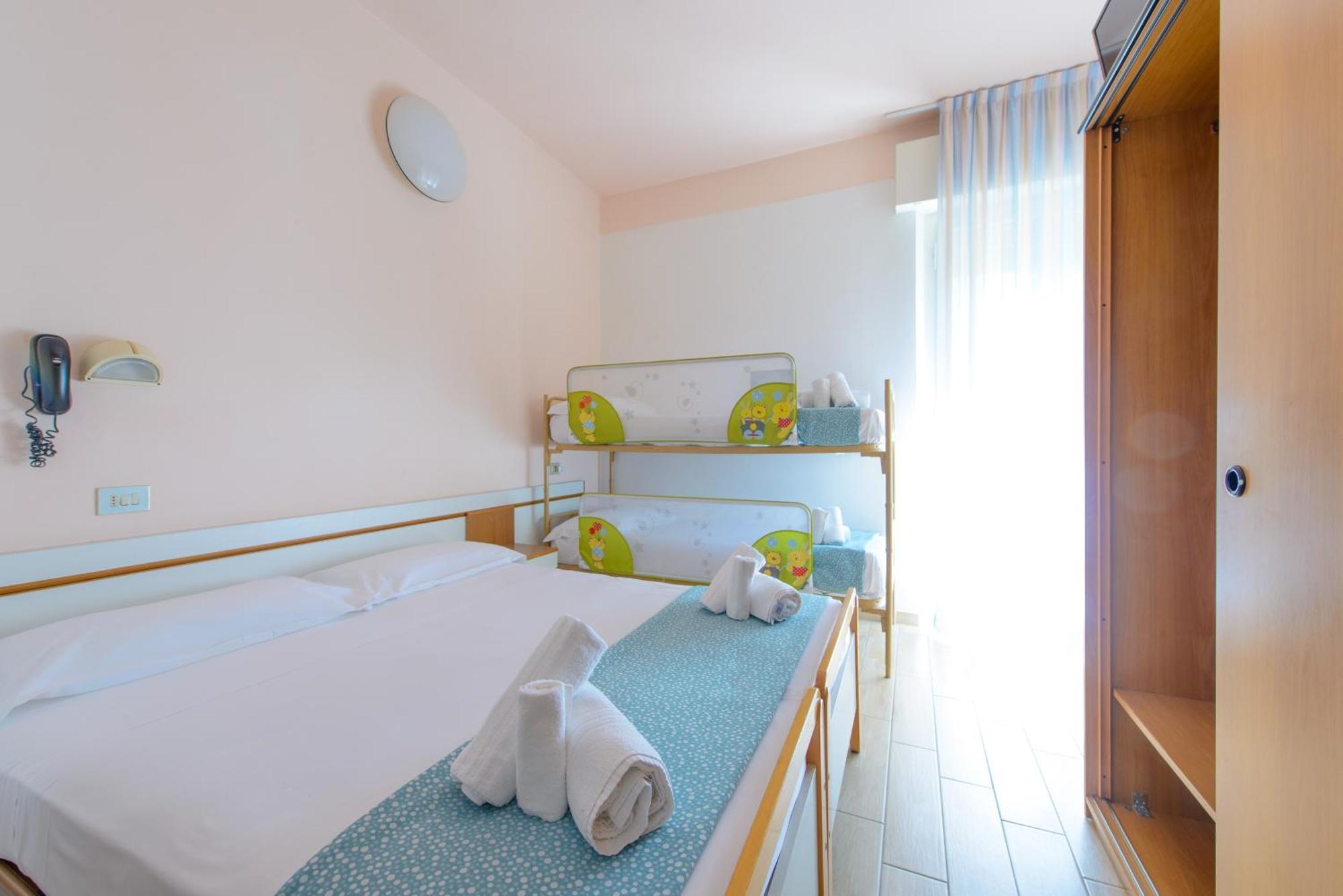 Hotel Colorado Римини Екстериор снимка