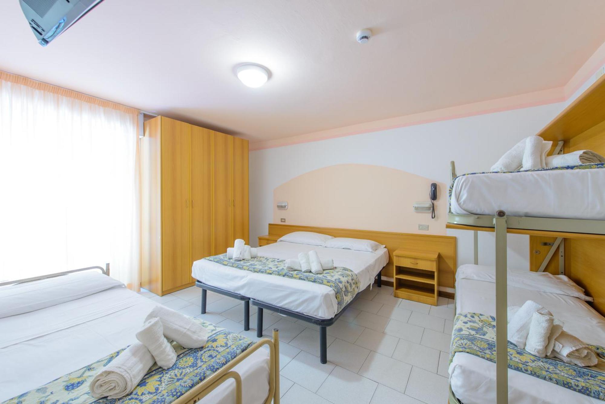 Hotel Colorado Римини Екстериор снимка