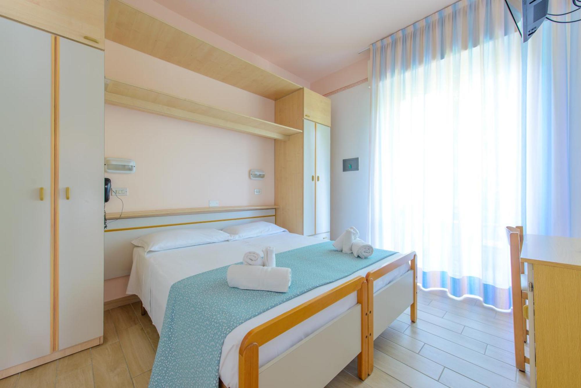 Hotel Colorado Римини Екстериор снимка